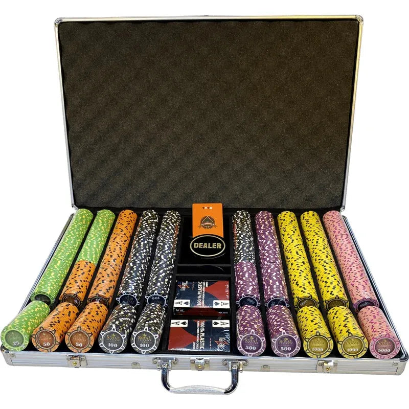Mallette de poker 750 jetons Royal Cardroom pour tournois, ouverte avec cartes et bouton dealer