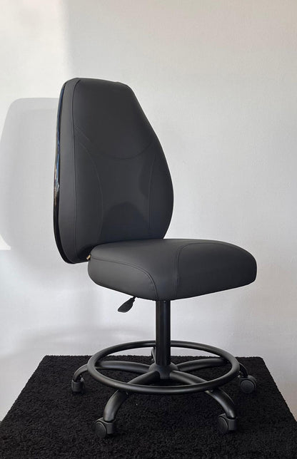 chaise de poker Gelesys personnalisé cuir noir dossier et assise pied à roulette noir