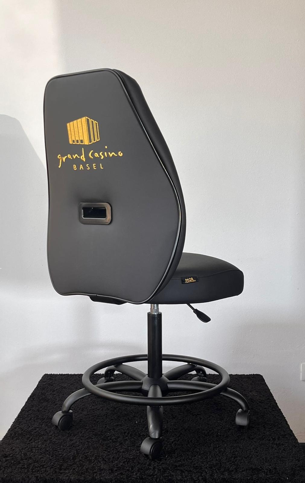 chaise de poker Gelesys personnalisé grand casino Basel cuir noir dossier et assise pied à roulette noir vue de dos