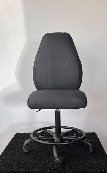 chaise de poker Gelesys personnalisé vue frontale cuir noir dossier et assise pied à roulette noir