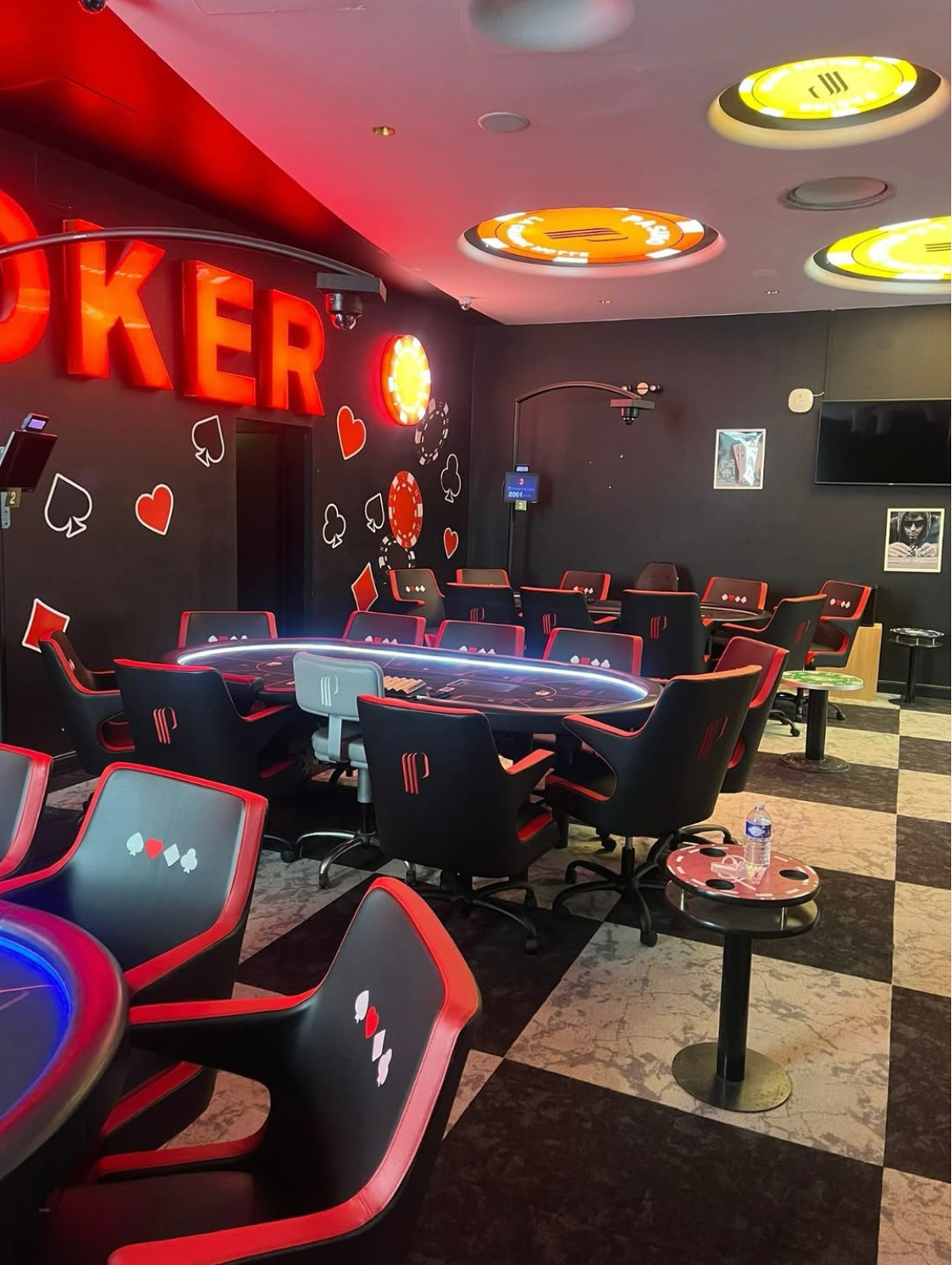 chaise de poker Unicum en cuir  oir et rouge personnalisé casino Partouche