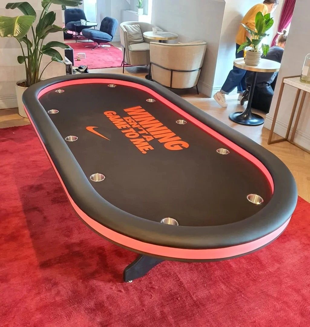 table de poker nike noir et rouge tapis feutrine design professionnel capacité 10 joueurs, accoudoir en cuir noir, porte gobelet alu